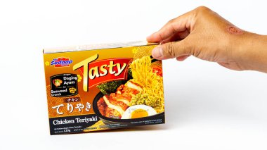 Mie Sedaap Lezzetli hazır erişteler süpermarkette. Mie Sedaap, Endonezya 'da ünlü bir hazır eriştedir.