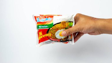 Indomie Mie Goreng (kızarmış şehriye) süpermarkette hazır erişte. Indomie, Endonezya 'da ünlü bir hazır eriştedir.