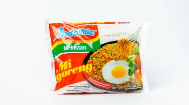 Indomie Mie Goreng (kızarmış şehriye) süpermarkette hazır erişte. Indomie, Endonezya 'da ünlü bir hazır eriştedir.