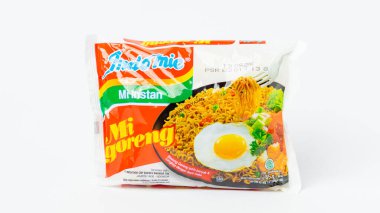 Indomie Mie Goreng (kızarmış şehriye) süpermarkette hazır erişte. Indomie, Endonezya 'da ünlü bir hazır eriştedir.