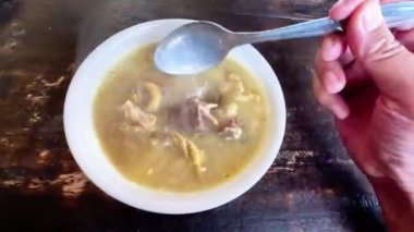 Gulai veya Gule Babat. Endonezya 'nın tipik bir türü olan keçi ya da kuzu eti ve sakatat tüm baharatları kullanır. Sos kalın ve baharatlı..