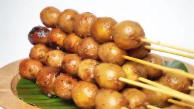 Muz yaprakları üzerinde Sate Telur Puyuh. Tatlı soya sosunda pişirilmiş bıldırcın yumurtası. Tadı tatlı ve lezzetli.