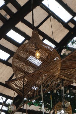 Tavanda asılı güzel bir lamba, doğal bir arka plan.