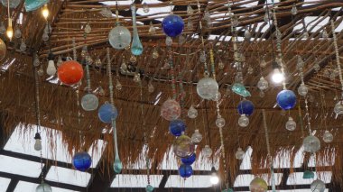 Tavanda asılı güzel bir lamba, doğal bir arka plan.