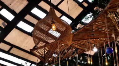 Tavanda asılı güzel bir lamba, doğal bir arka plan.