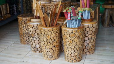 Sandalyeler, tencereler ve geri dönüşümlü ahşaptan yapılan eşyalar el sanatları için yapılır.