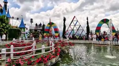 Tatillerde Taman Bunga Celosia atmosferi. Taman Bunga Celosia Semarang 'da ünlü bir turistik merkezdir.