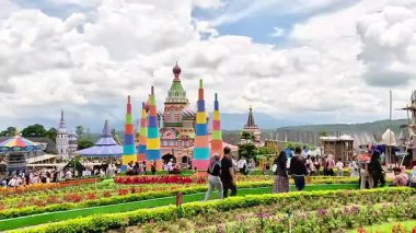 Tatillerde Taman Bunga Celosia atmosferi. Taman Bunga Celosia Semarang 'da ünlü bir turistik merkezdir.