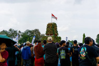 Jamboran 'daki kalabalık (durian festivali, meyve festivali). Durian meyvelerin kralıdır.