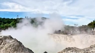 Sikidang Krateri 'nde (kawah sikidang) halk tatili, Wonosobo' nun en ünlü turizm merkezlerinden biri..