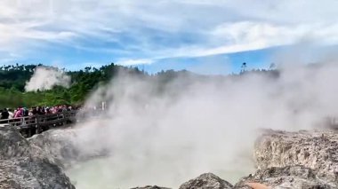 Sikidang Krateri 'nde (kawah sikidang) halk tatili, Wonosobo' nun en ünlü turizm merkezlerinden biri..