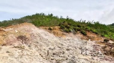 Sikidang Krateri 'nde (kawah sikidang) halk tatili, Wonosobo' nun en ünlü turizm merkezlerinden biri..