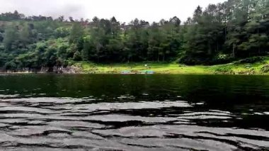 Tatilde Telaga Menjer Gölü 'ndeki (Menjer Gölü) atmosfer. Telaga Menjer Wonosobo 'nun ünlü turistik merkezlerinden biridir..