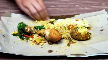 Nasi Padang 'i elle yemek. Nasi padang, Endonezya 'nın batı Sumatera bölgesinden bir yiyecek.