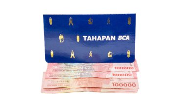 Bank Central Asia (BCA) ve Endonezya para birimi tasarruf kitabı (buku tabungan).