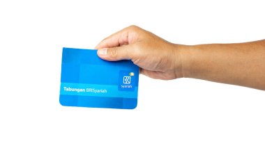 Endonezya Merkez Bankası Rakyat Tabungan 'ın (BRI Syariah) tasarruf kitabını elinde tutuyor)