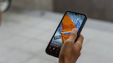 Bir el YouTube 'a kayıyor. YouTube 'da kısa bir şey aranıyor