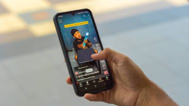 Bir el YouTube 'a kayıyor. YouTube 'da kısa bir şey aranıyor