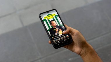Bir el YouTube 'a kayıyor. YouTube 'da kısa bir şey aranıyor