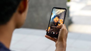 Bir el kaydırıyor TikTok. Yorgunluğu azaltmak için eğlence arıyorum.