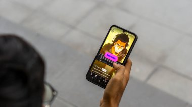 Bir el YouTube 'a kayıyor. YouTube 'da kısa bir şey aranıyor