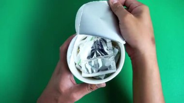 Bir el Endonezya 'nın hazır eriştelerini tutuyor. İçinde erişte, baharat ve çatal var.