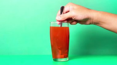 Wedang Uwuh, Endonezya 'dan, kaya şekeri, zencefil, tarçın yaprağı, karanfil yaprağı, hindistan cevizi yaprağı, Biancaea sappan içeren sağlıklı bir içecek. 