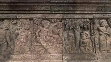 Penataran tapınağının taş duvarlarına oymalar. Penataran tapınağı Endonezya 'daki tapınaklardan biridir.