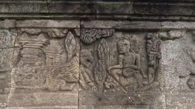 Penataran tapınağının taş duvarlarına oymalar. Penataran tapınağı Endonezya 'daki tapınaklardan biridir.