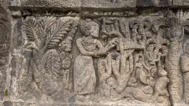 Penataran tapınağının taş duvarlarına oymalar. Penataran tapınağı Endonezya 'daki tapınaklardan biridir.