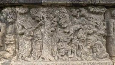 Penataran tapınağının taş duvarlarına oymalar. Penataran tapınağı Endonezya 'daki tapınaklardan biridir.