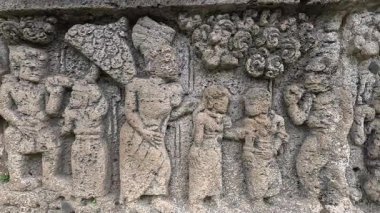 Penataran tapınağının taş duvarlarına oymalar. Penataran tapınağı Endonezya 'daki tapınaklardan biridir.