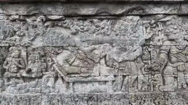 Penataran tapınağının taş duvarlarına oymalar. Penataran tapınağı Endonezya 'daki tapınaklardan biridir.