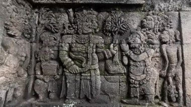 Penataran tapınağının taş duvarlarına oymalar. Penataran tapınağı Endonezya 'daki tapınaklardan biridir.