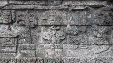 Penataran tapınağının taş duvarlarına oymalar. Penataran tapınağı Endonezya 'daki tapınaklardan biridir.