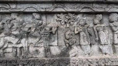 Penataran tapınağının taş duvarlarına oymalar. Penataran tapınağı Endonezya 'daki tapınaklardan biridir.