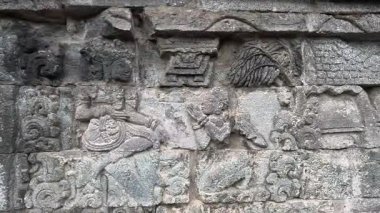 Penataran tapınağının taş duvarlarına oymalar. Penataran tapınağı Endonezya 'daki tapınaklardan biridir.