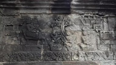 Penataran tapınağının taş duvarlarına oymalar. Penataran tapınağı Endonezya 'daki tapınaklardan biridir.