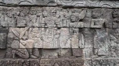 Penataran tapınağının taş duvarlarına oymalar. Penataran tapınağı Endonezya 'daki tapınaklardan biridir.