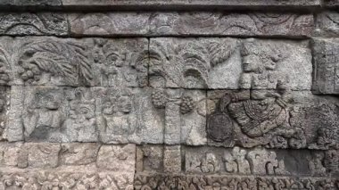 Penataran tapınağının taş duvarlarına oymalar. Penataran tapınağı Endonezya 'daki tapınaklardan biridir.