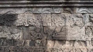 Penataran tapınağının taş duvarlarına oymalar. Penataran tapınağı Endonezya 'daki tapınaklardan biridir.