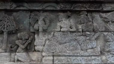 Penataran tapınağının taş duvarlarına oymalar. Penataran tapınağı Endonezya 'daki tapınaklardan biridir.