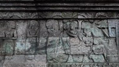 Penataran tapınağının taş duvarlarına oymalar. Penataran tapınağı Endonezya 'daki tapınaklardan biridir.