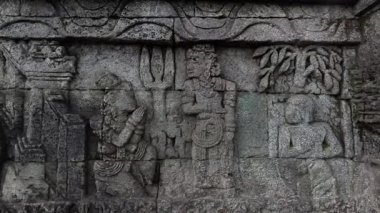 Penataran tapınağının taş duvarlarına oymalar. Penataran tapınağı Endonezya 'daki tapınaklardan biridir.