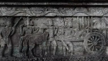 Penataran tapınağının taş duvarlarına oymalar. Penataran tapınağı Endonezya 'daki tapınaklardan biridir.