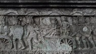 Penataran tapınağının taş duvarlarına oymalar. Penataran tapınağı Endonezya 'daki tapınaklardan biridir.