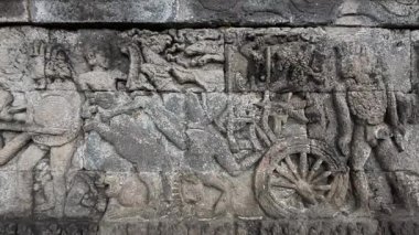 Penataran tapınağının taş duvarlarına oymalar. Penataran tapınağı Endonezya 'daki tapınaklardan biridir.