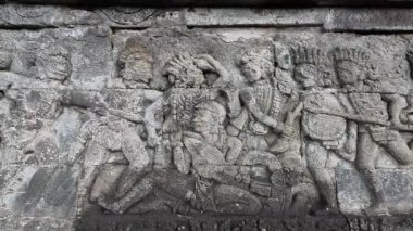 Penataran tapınağının taş duvarlarına oymalar. Penataran tapınağı Endonezya 'daki tapınaklardan biridir.