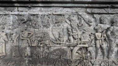 Penataran tapınağının taş duvarlarına oymalar. Penataran tapınağı Endonezya 'daki tapınaklardan biridir.