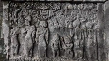 Penataran tapınağının taş duvarlarına oymalar. Penataran tapınağı Endonezya 'daki tapınaklardan biridir.